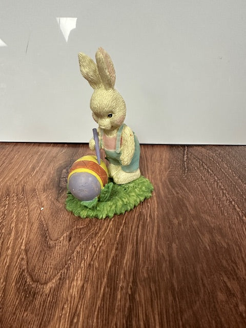 EASTER BUNNY FIGURINE PAINTING EASTER EGG