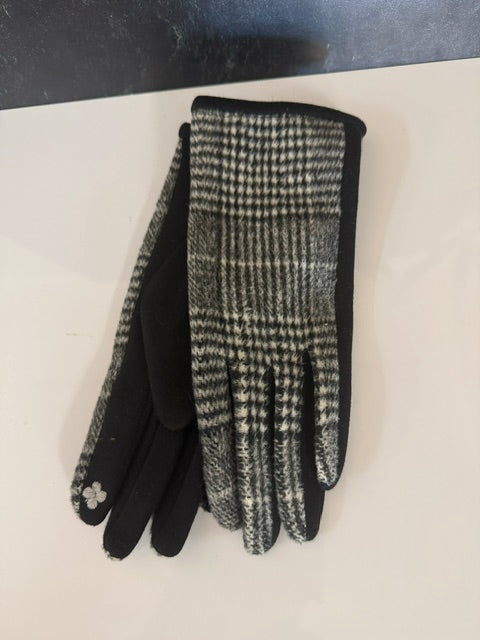 A SINGLE STRAND TEXTING GLOVE BLACK PLAID