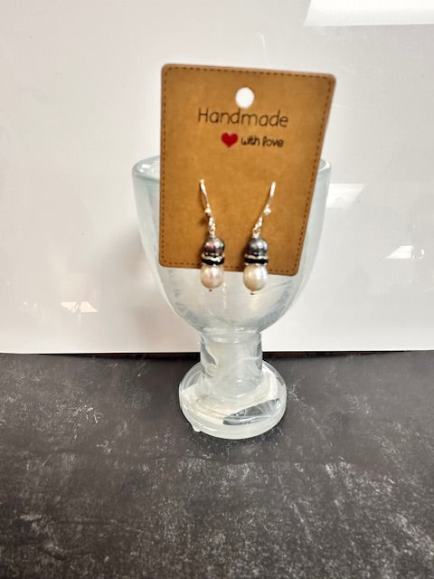 JANNIES JEWELS - EARRINGS 28 GRAY & WHITE PEARL W/BLACK CRYSTAL RONDELL