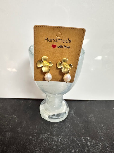 JANNIES JEWELS - EARRINGS 36 GOLD PLATED DOGWOOD AND PEARL