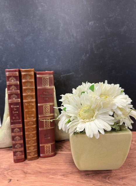 DAISY FLORAL IN CELERY GREEN CRACKLED GLAZED POT