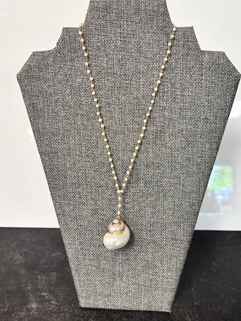 JANNIES JEWELS - NECKLACE 103 PEARL AND GOLD PLATED CHAIN W/GOLD RIMMED SHELL