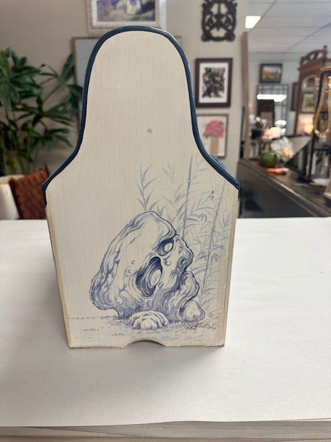 CHINESE BLUE AND WHITE HEN WOOD CADDY