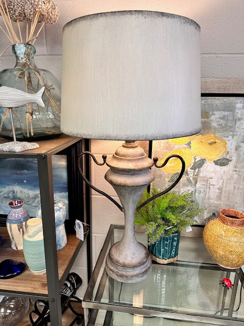 URN SHAPED LAMP WITH METAL SHADE