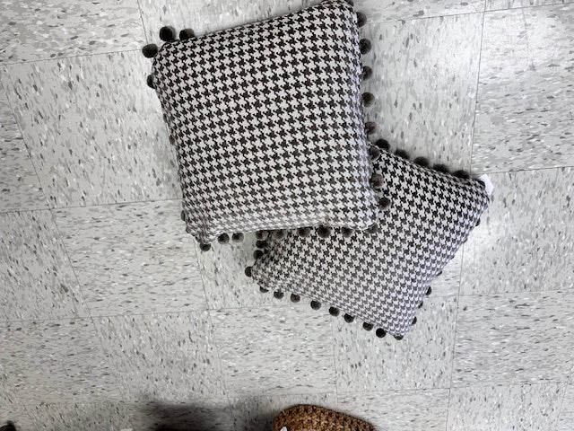 DARK TAUPE HOUNDSTOOTH PILLOW WITH TASSELS 16" x16"