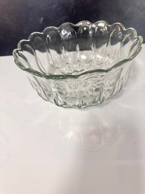 VINTAGE CLEAR GLASS SERVING BOWL W/SCALLOPED EDGE & STARBURST BOTTOM