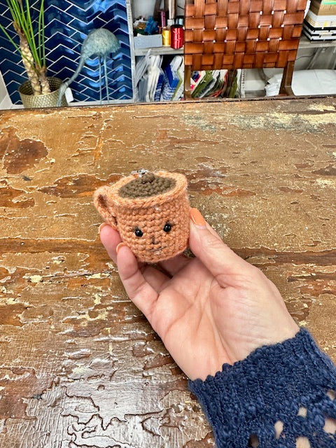 HAND-KNIT COFFEE MUG KEYCHAIN