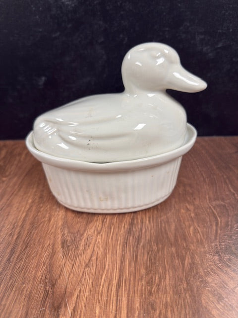 VINTAGE 1980'S SMALL DUCK COVERED CASSEROLE DISH